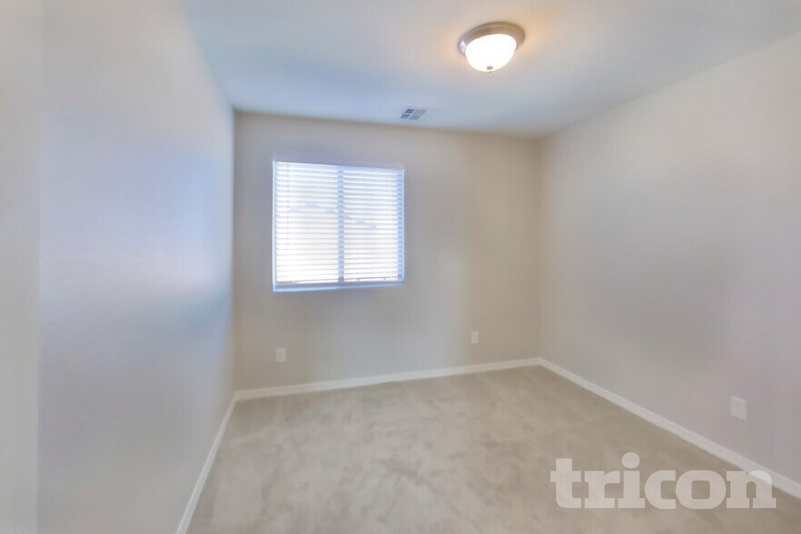Building Photo - 880 W Busa Dr