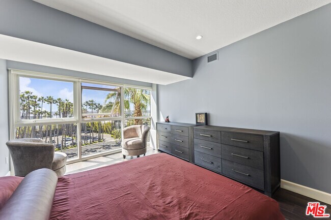 Building Photo - 13600 Marina Pointe Dr