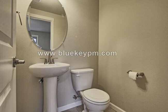 Building Photo - 2 Bed, 2.5 Baths Tri-Level Townhome with Open Office in Sherwood