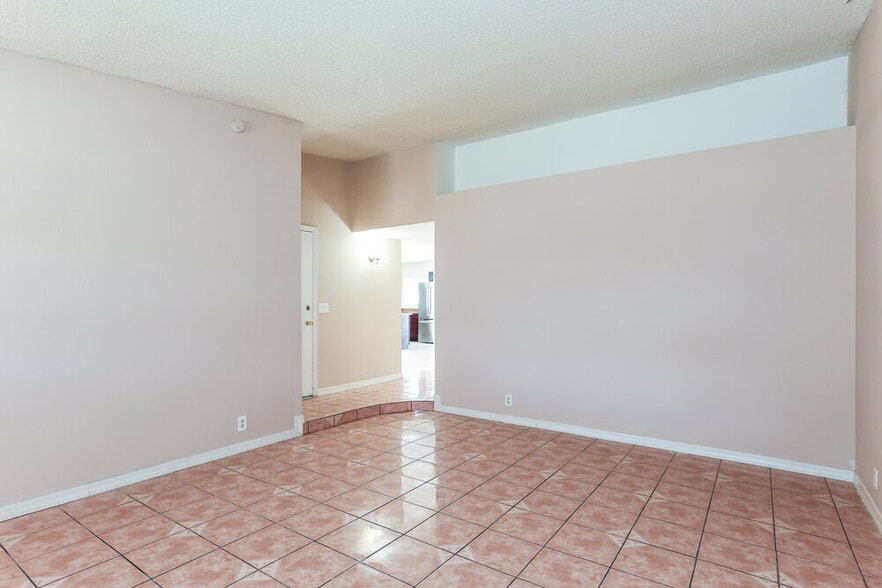 Building Photo - 8516 W Roma Ave