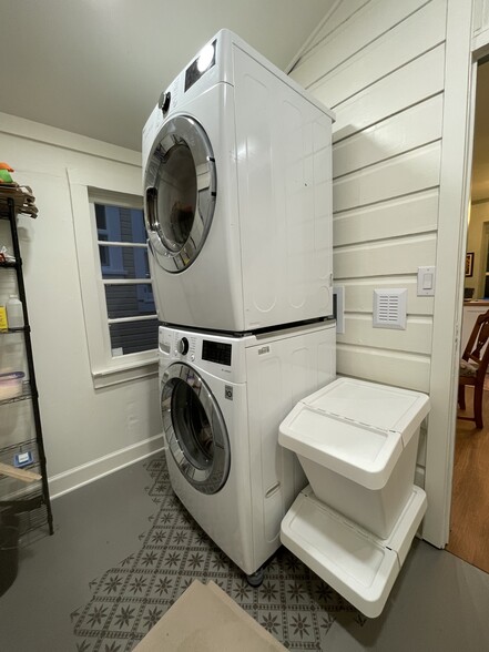 Full Size Washer/dryer - 3521 NE 8th Ave