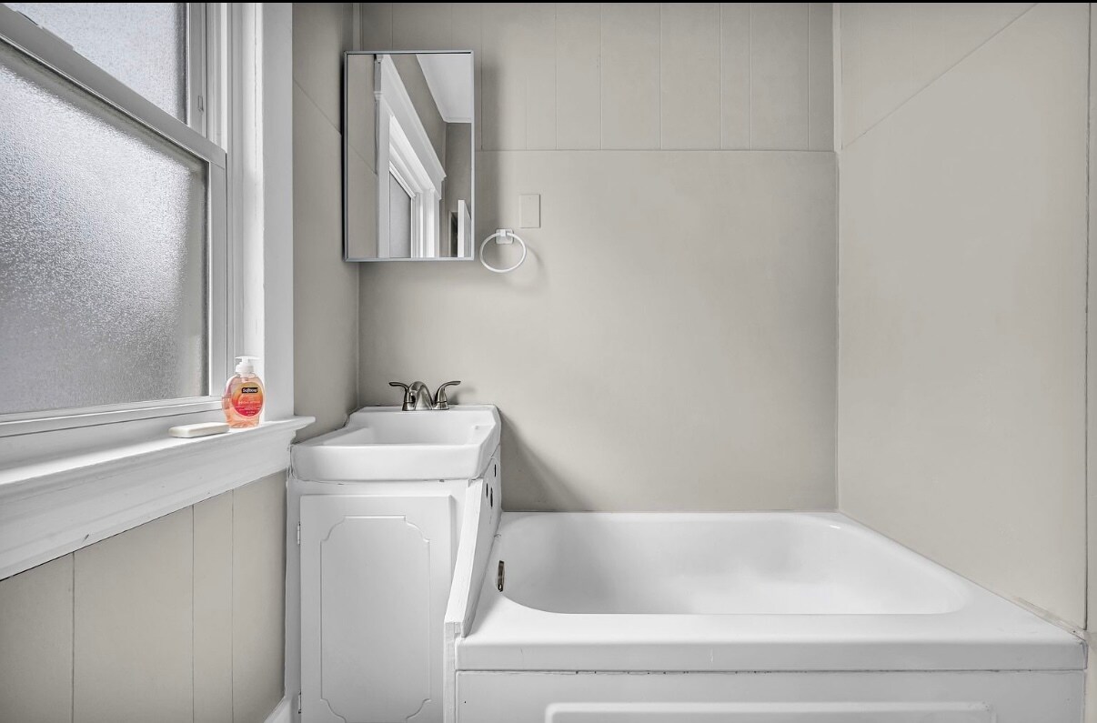 Building Photo - 2023 Robin St