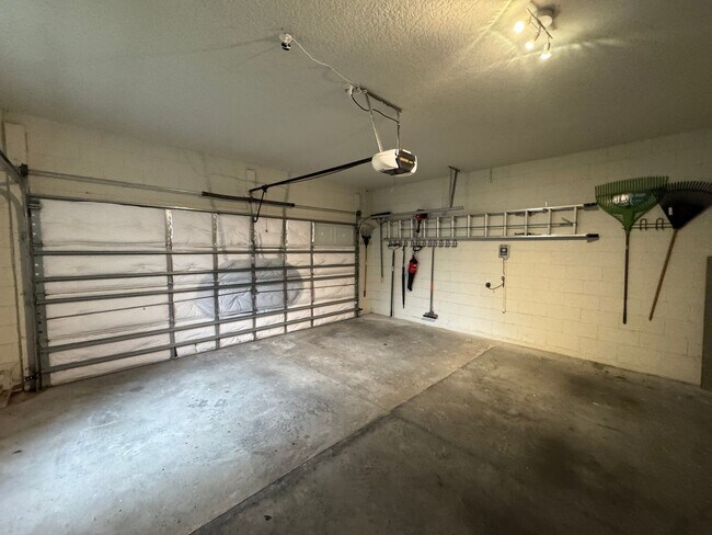 Building Photo - Spacious 4 Bedroom Spring Isle Home AVAILA...
