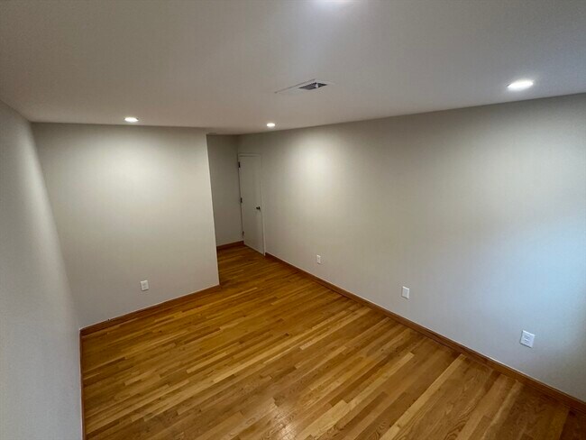 Building Photo - 386 Commercial St