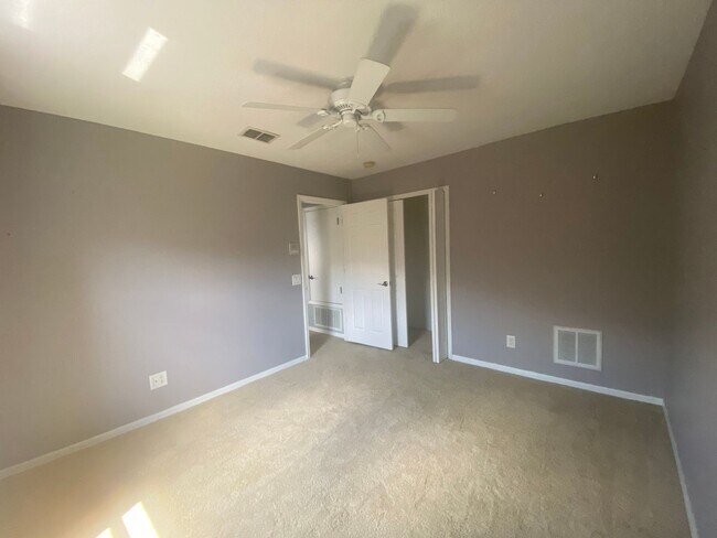 Building Photo - 5 BEDROOM HOUSE WITH PRIVATE POOL AND LAKE...
