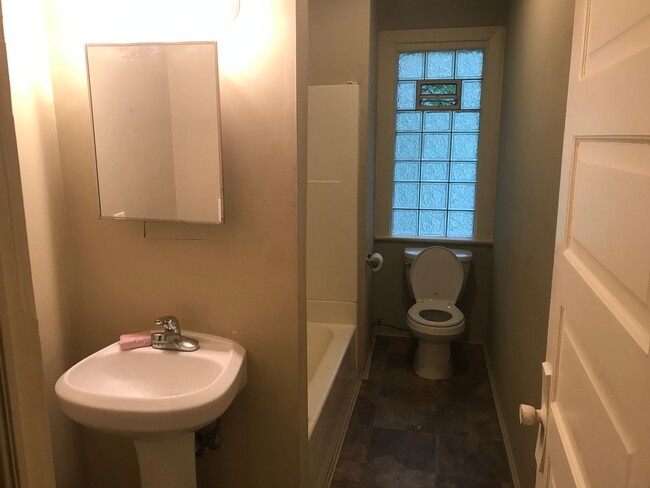 Building Photo - 1616-18 Emerson Ave N