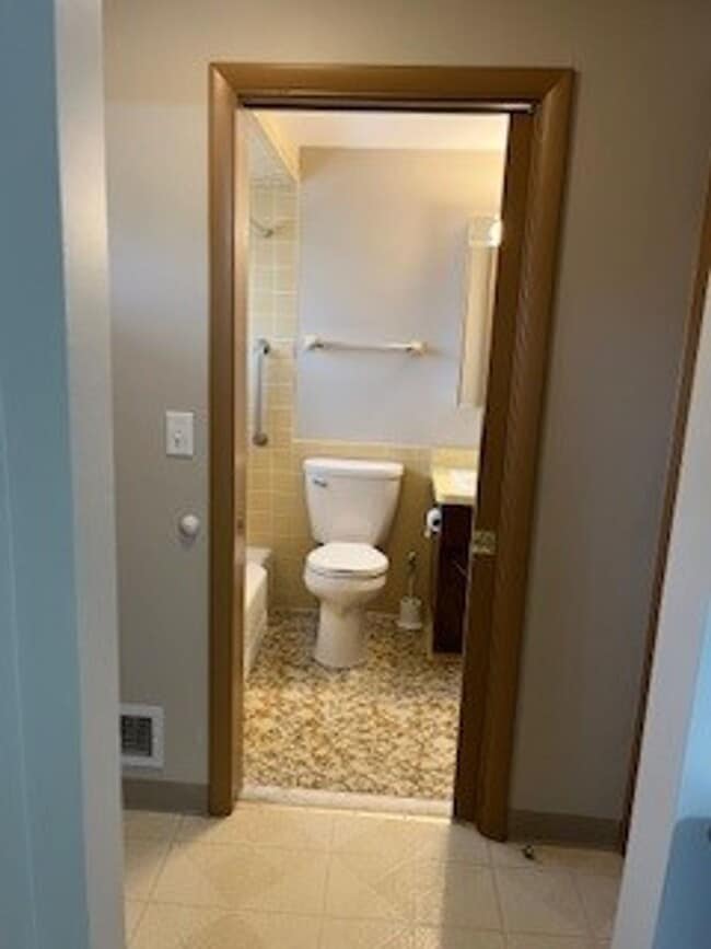 Building Photo - Charming 3 Bedroom, 1.5 Bath Home on the S...