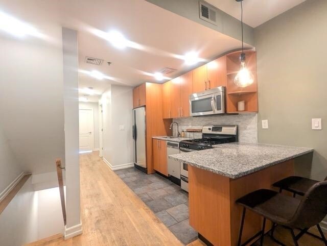 Building Photo - 128 Bright St