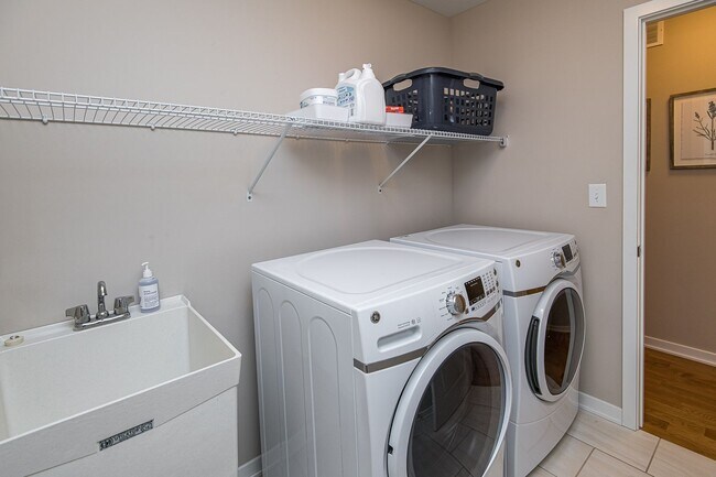 Building Photo - 3367 Ridgeline Dr SE