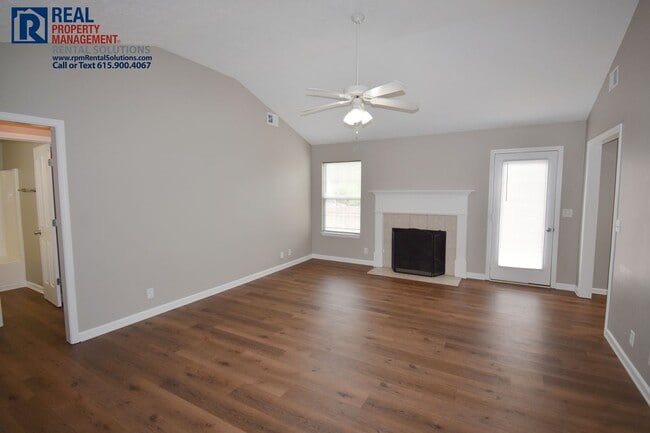 Building Photo - Adorable 3-bedroom home in Murfreesboro on a corner lot! Attached garage and washer and dryer hoo...