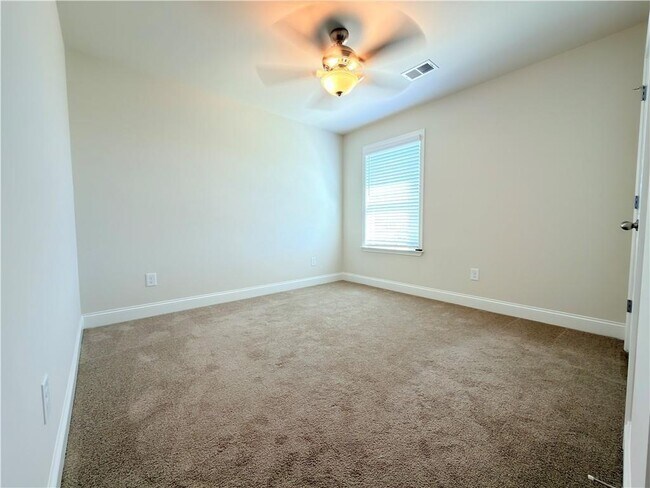 Building Photo - 470 Hellen Vly Dr