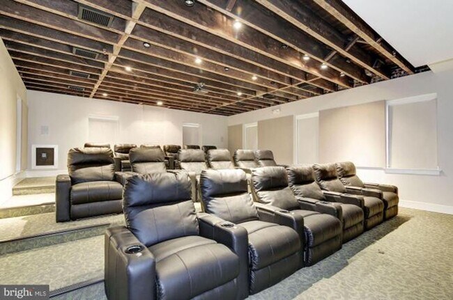 Building Photo - Available Now! High End 2 Bed 2 Bath in Luxury Building with Pool, Gym, Parking