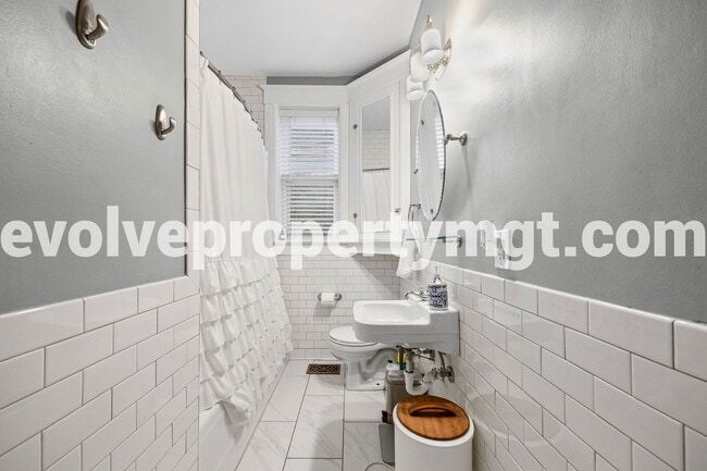 Building Photo - Charming 2 bedroom midtown unit.