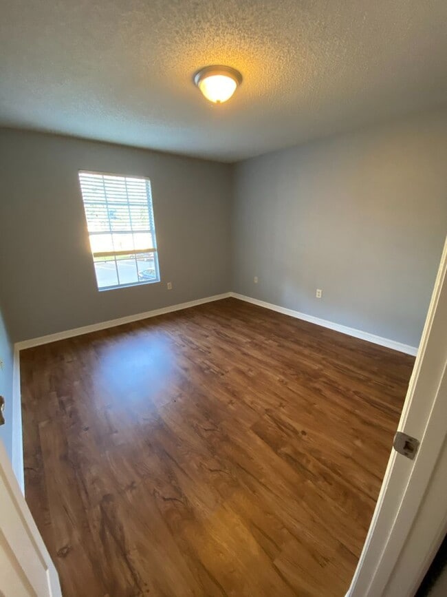 Building Photo - Updated 2/2 in the heart of Brandon