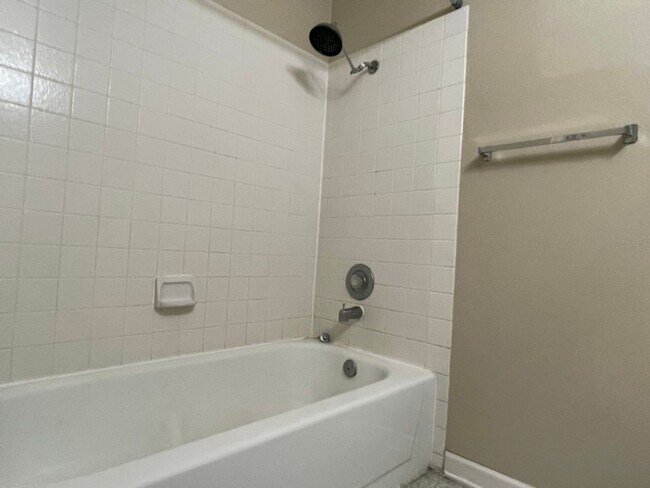 Building Photo - One Bedroom Condo with Den in Southeast Reno