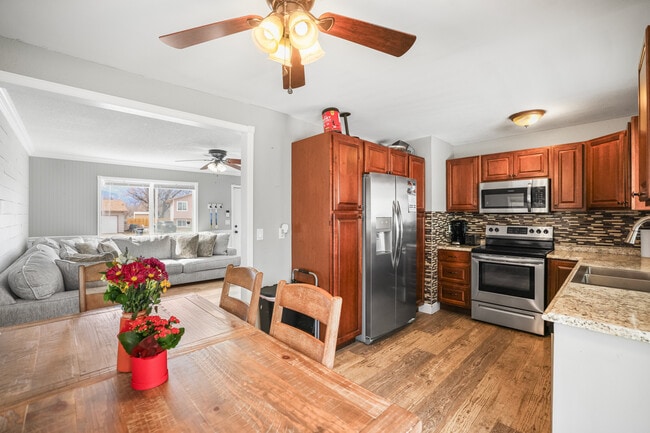 Building Photo - 2525 Nadine Dr