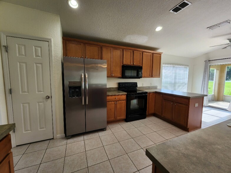 Building Photo - 5768 SW 40th Pl
