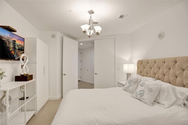 Building Photo - 15901 Collins Ave