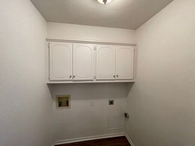 Building Photo - 3 bedroom home for rent in Edmond near W 15th Street and Santa Fe!  2 baths, 2 car garage + fence...