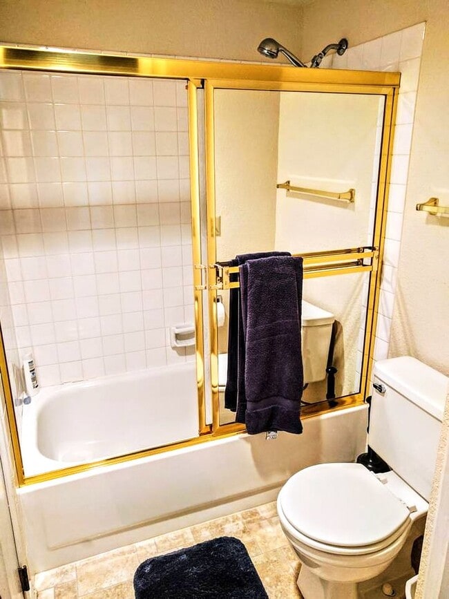 Building Photo - 2 Bedroom 1.5 Bath Condo Renton - 1 Carpor...