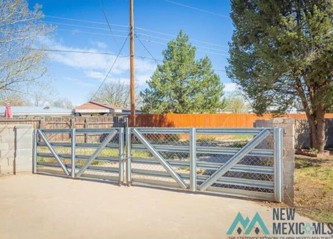 Building Photo - 1403 W Bonita Dr