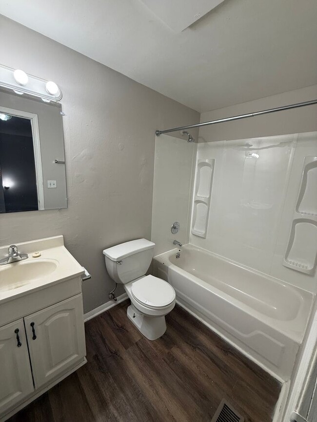 Building Photo - 4807 Lakeside Dr