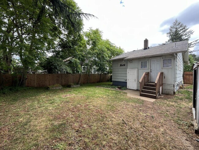 Building Photo - Bright and Open Home with Flexible Living Spaces and an Expansive Backyard