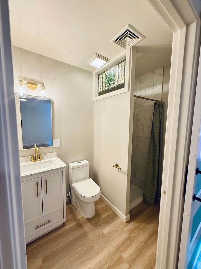Building Photo - Just listed for rent and ready - Stylish C...