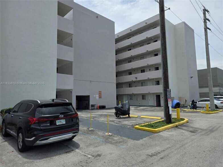 Building Photo - 6060 W 21st Ct