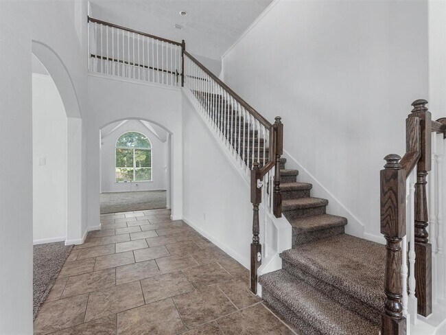 Building Photo - 25553 Oakhurst Forest Dr