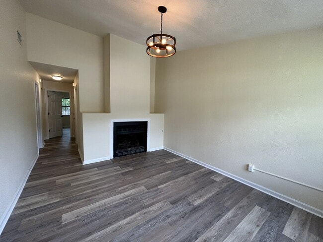 Building Photo - Apartment For Rent