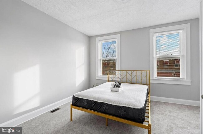 Building Photo - 910 N Kenwood Ave