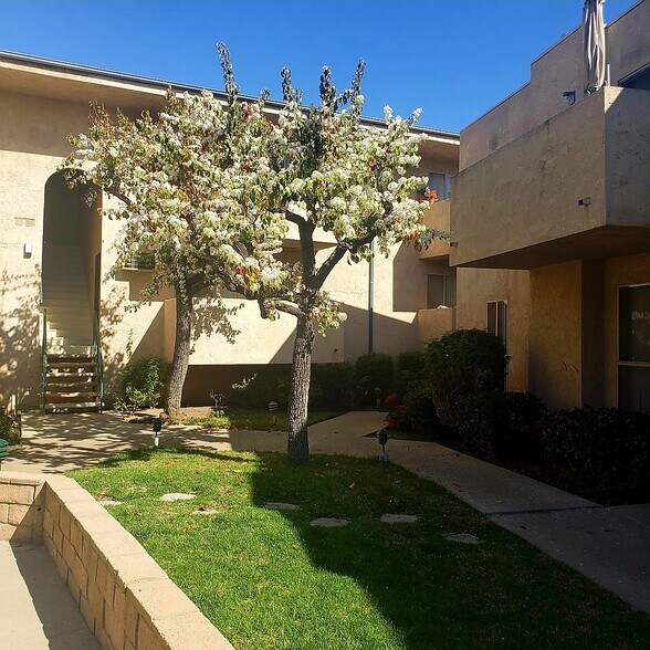 Building Photo - 4455 Overland Ave