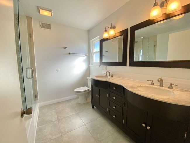 Building Photo - Gorgeous 3 bed 3 bath home in Thousand Oaks - First Time Rental!