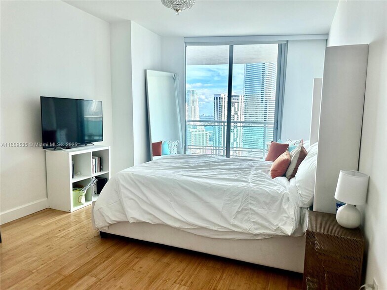 Building Photo - 350 S Miami Ave