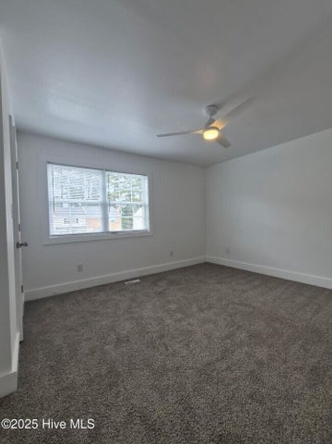 Building Photo - 411 Myrtlewood Cir