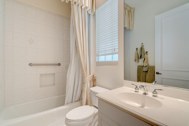 Building Photo - 119 Esperanza Way