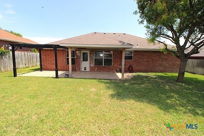 Building Photo - 3303 Solomon Dr