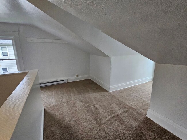 Building Photo - Spacious 3 bedroom 1 bath townhouse for re...