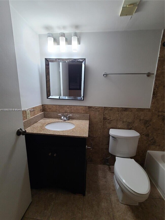 Building Photo - 540 Brickell Key Dr