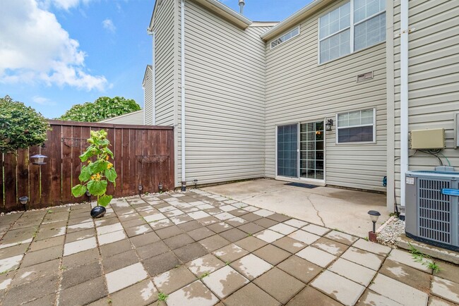 Building Photo - Townhouse, 2 bedroom, 2.5 baths in Yorktow...