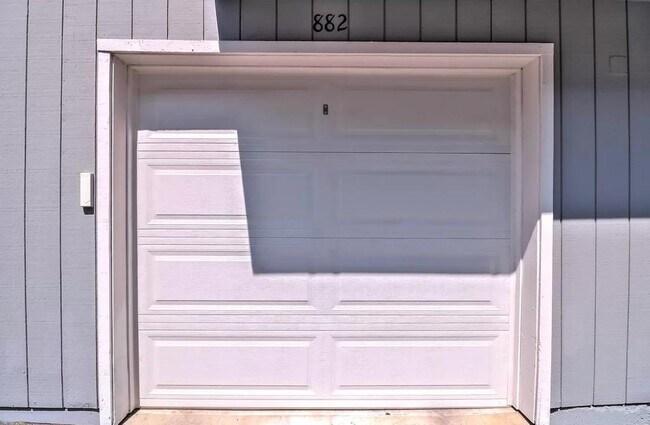 Building Photo - 882 La Barbera Dr