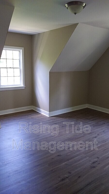 Building Photo - 229 Pinewood Ave