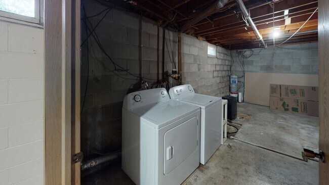 Building Photo - Great Duplex on Campus