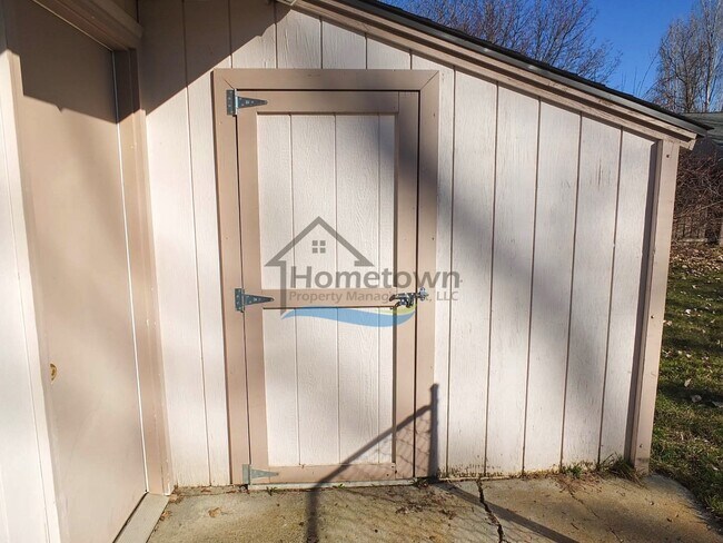 Building Photo - Spacious 4 Bedroom Home with Fenced Backyard & Garage