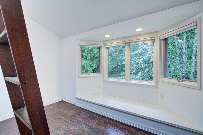 Building Photo - 5Bd/2.5Ba Redmond House