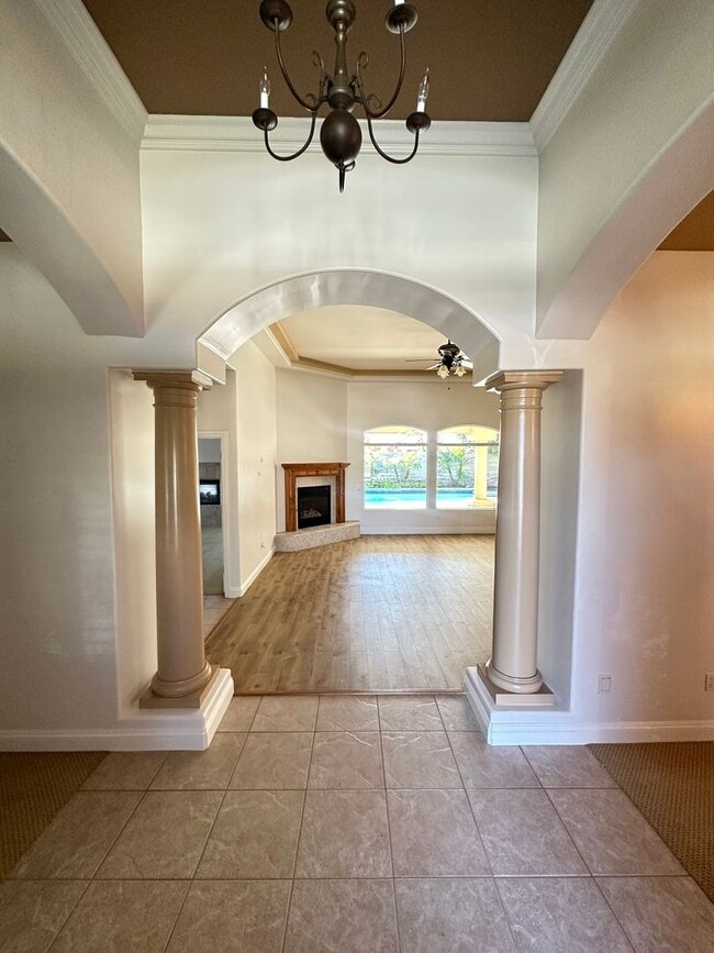 Building Photo - Elegant 4-Bedroom Home in the Prestigious ...