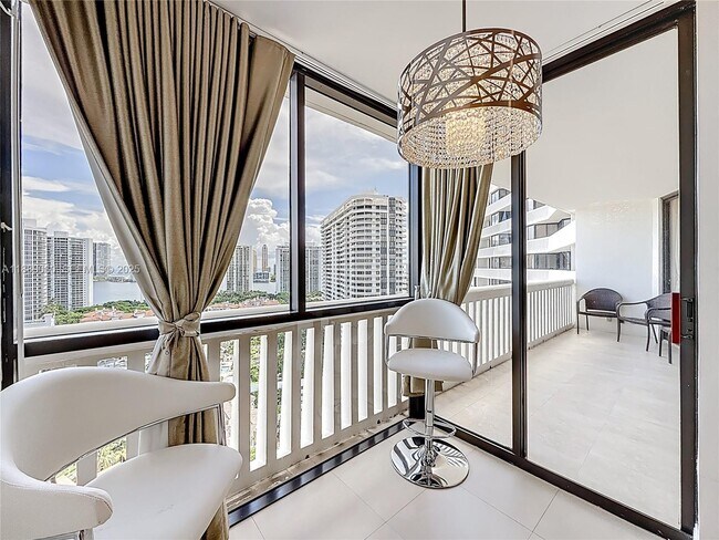 Building Photo - 1000 W Island Blvd