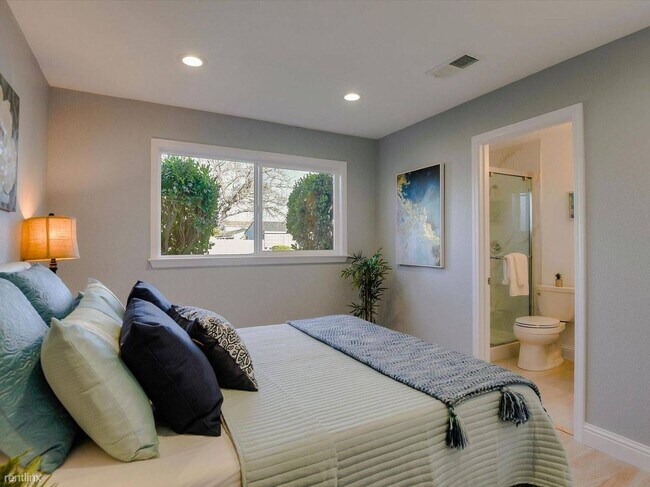 Building Photo - 4836 Serra Ave