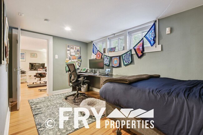 Building Photo - Classic Bungalow in Amazing Location with ...